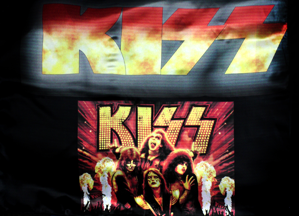 Флаг двусторонний KISS - фото 1 - rockbunker.ru