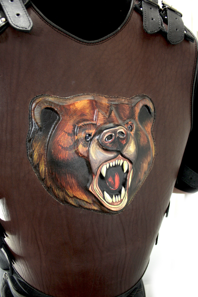 Жилет кожаный броня Медведь с карманами на карабинах - фото 4 - rockbunker.ru
