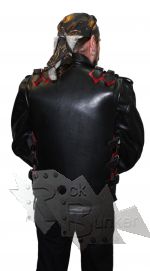 Жилет кожаный броня с красными вставками на карабинах - фото 2 - rockbunker.ru
