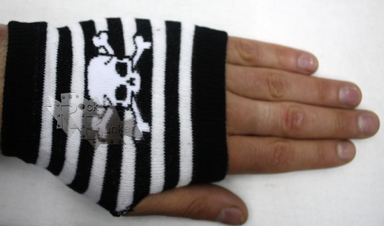 Перчатки-митенки Arm Warmer в полоску с черепом - фото 4 - rockbunker.ru