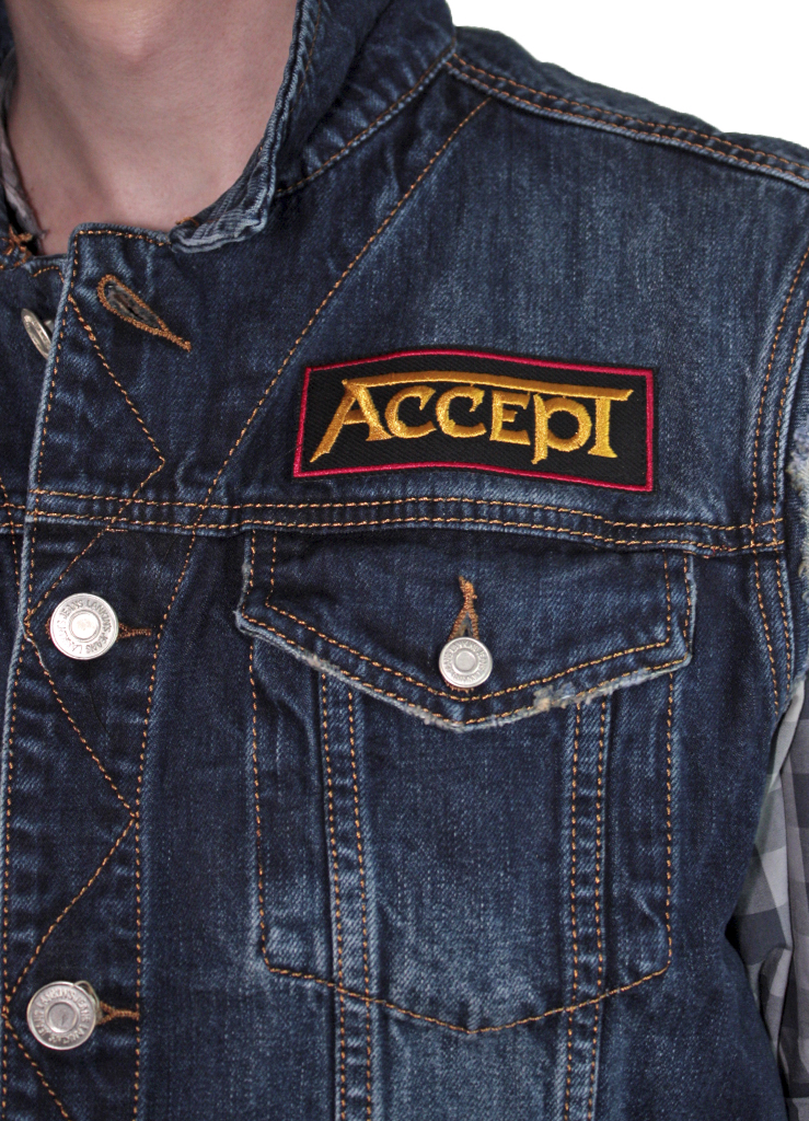 Жилет джинсовый с нашивкой Accept - фото 3 - rockbunker.ru