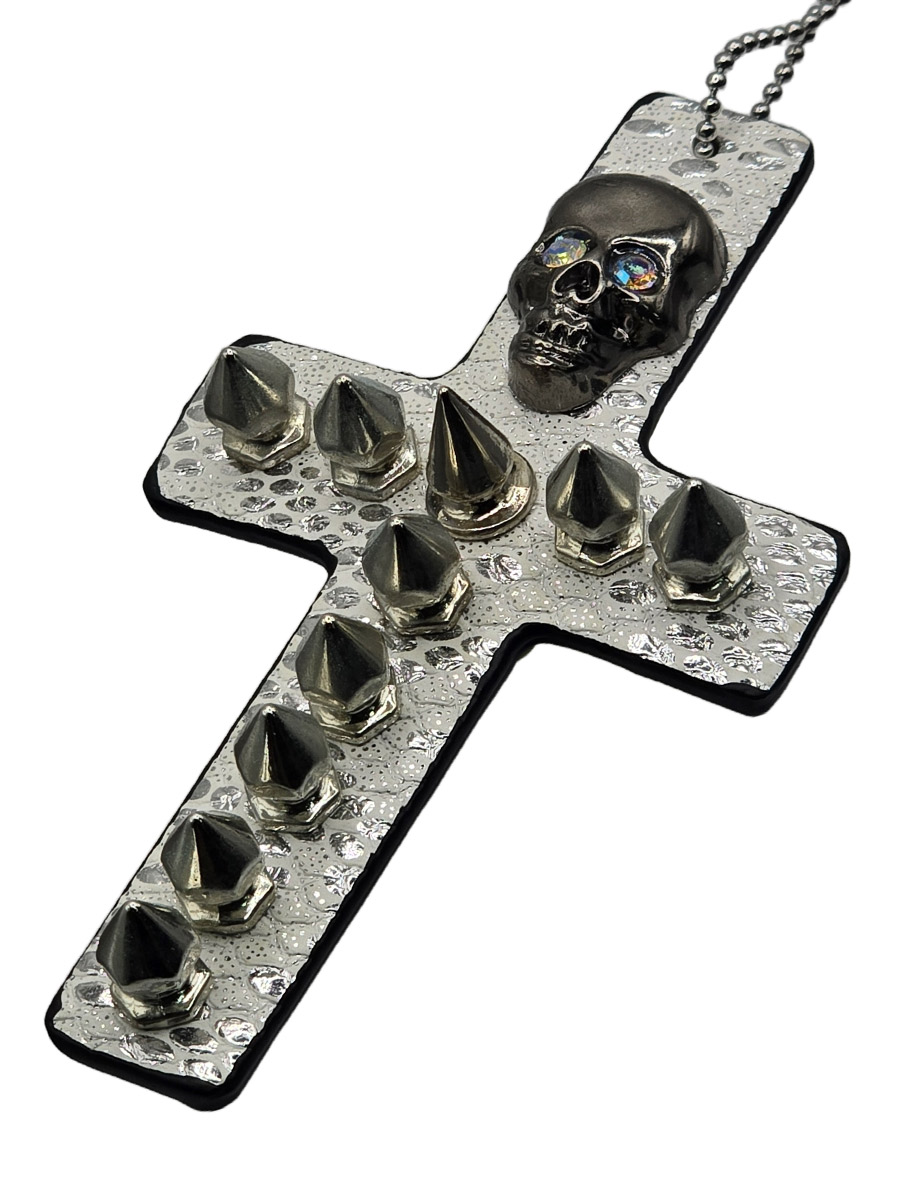 Подвеска Крест с Черепом и Шипами белый - фото 1 - rockbunker.ru