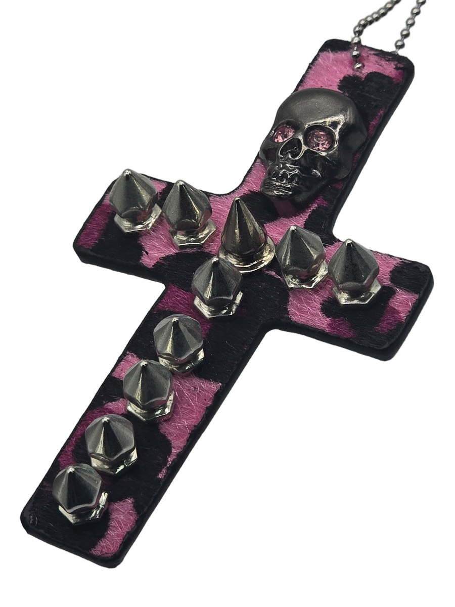 Подвеска Крест с Черепом и Шипами розовый - фото 1 - rockbunker.ru
