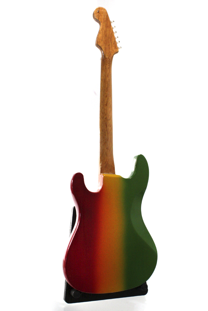 Сувенирная копия гитары Fender Stratocaster Bob Marley - фото 3 - rockbunker.ru