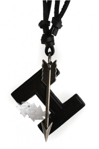 Кулон H с металлической стрелой чёрный - фото 1 - rockbunker.ru