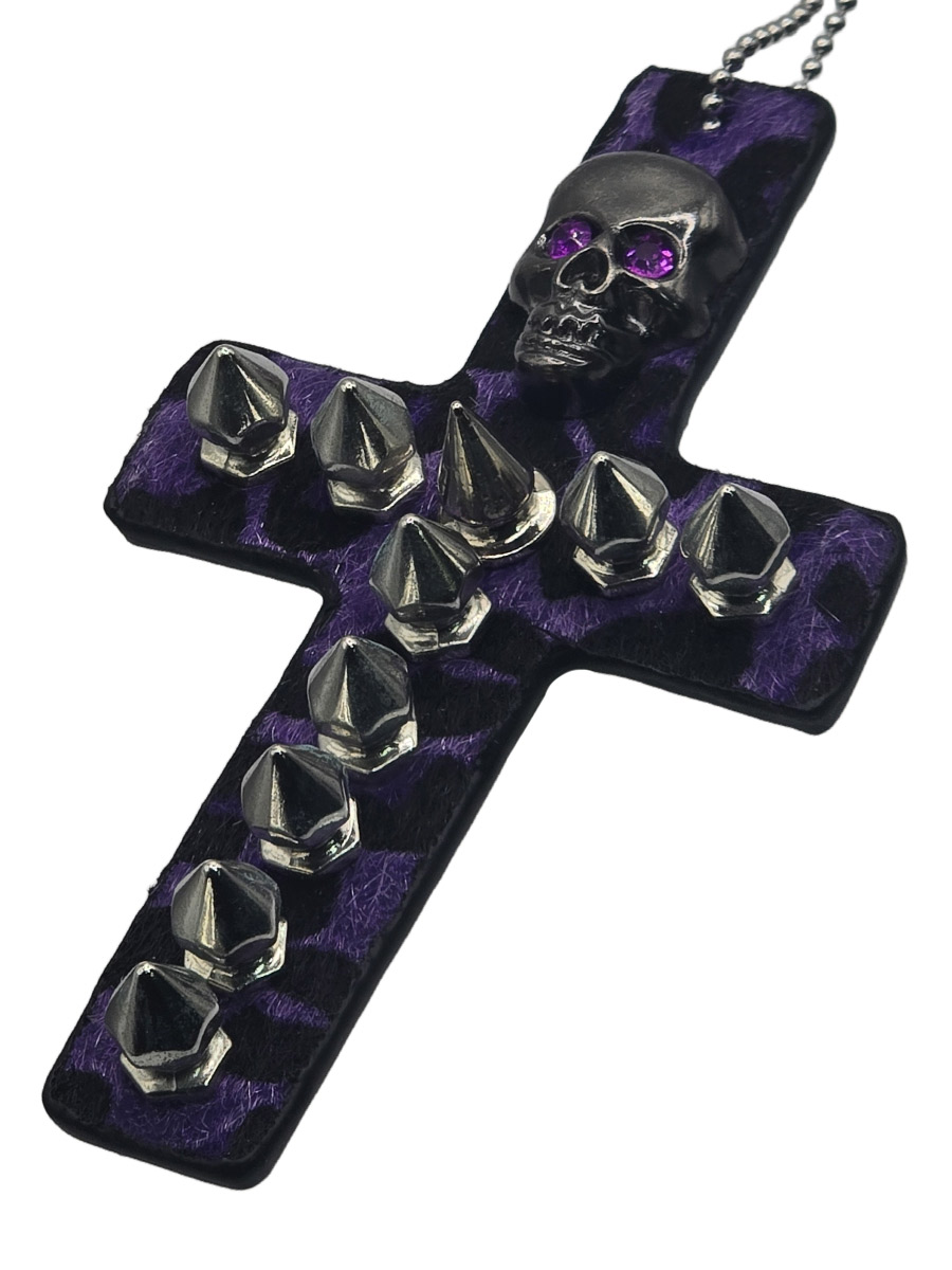 Подвеска Крест с Черепом и Шипами фиолетовый - фото 1 - rockbunker.ru