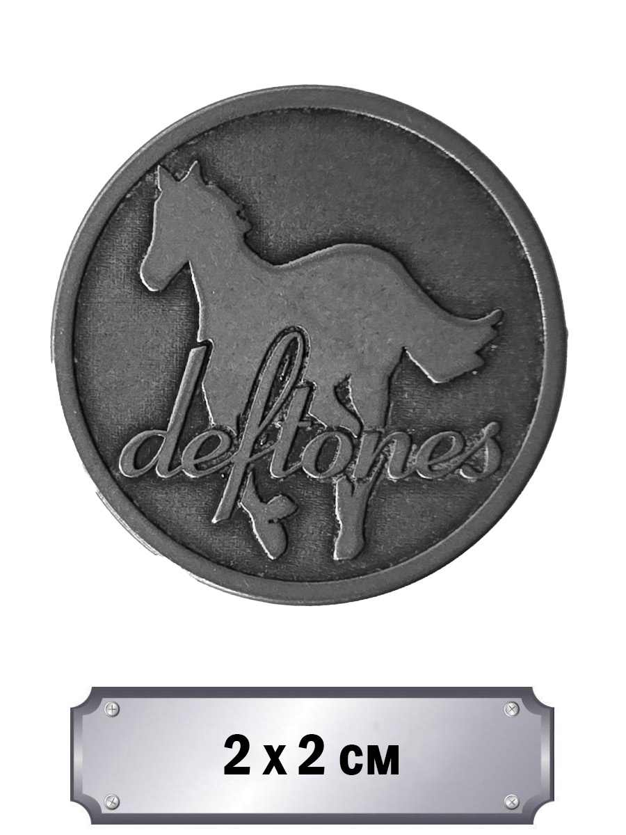 Значок с тиснением Deftones - фото 1 - rockbunker.ru