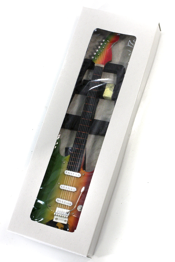 Сувенирная копия гитары Fender Stratocaster Bob Marley - фото 4 - rockbunker.ru