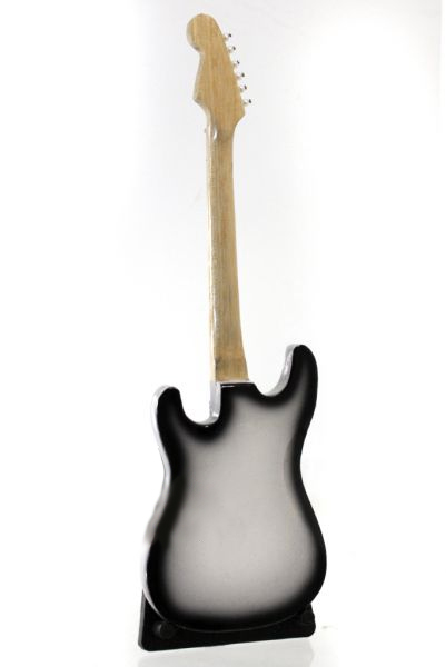 Сувенирная копия гитары Fender Stratocaster The Beatles - фото 2 - rockbunker.ru