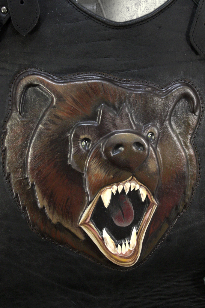 Жилет кожаный броня Медведь с ремнями - фото 3 - rockbunker.ru