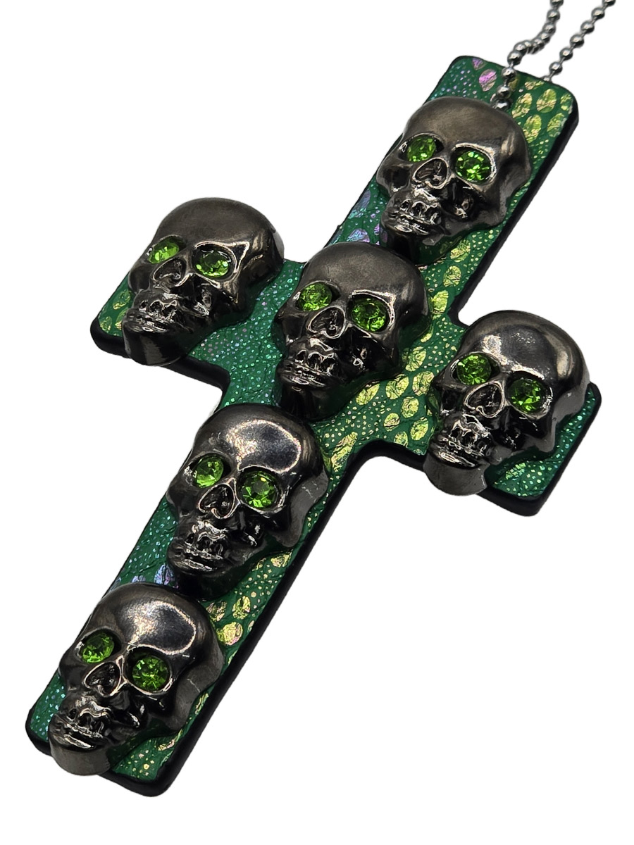 Подвеска Крест с 6 Черепами и Шипами изумрудный - фото 1 - rockbunker.ru