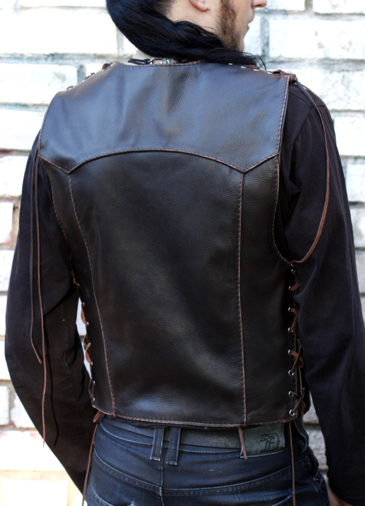 Жилет кожаный мужской RockBunker 061 с двумя карманами - фото 4 - rockbunker.ru