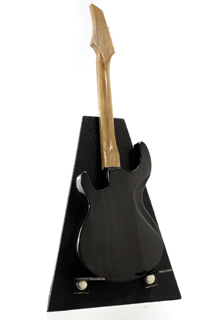 Сувенирная копия гитары Fender Stratocaster чёрная - фото 4 - rockbunker.ru