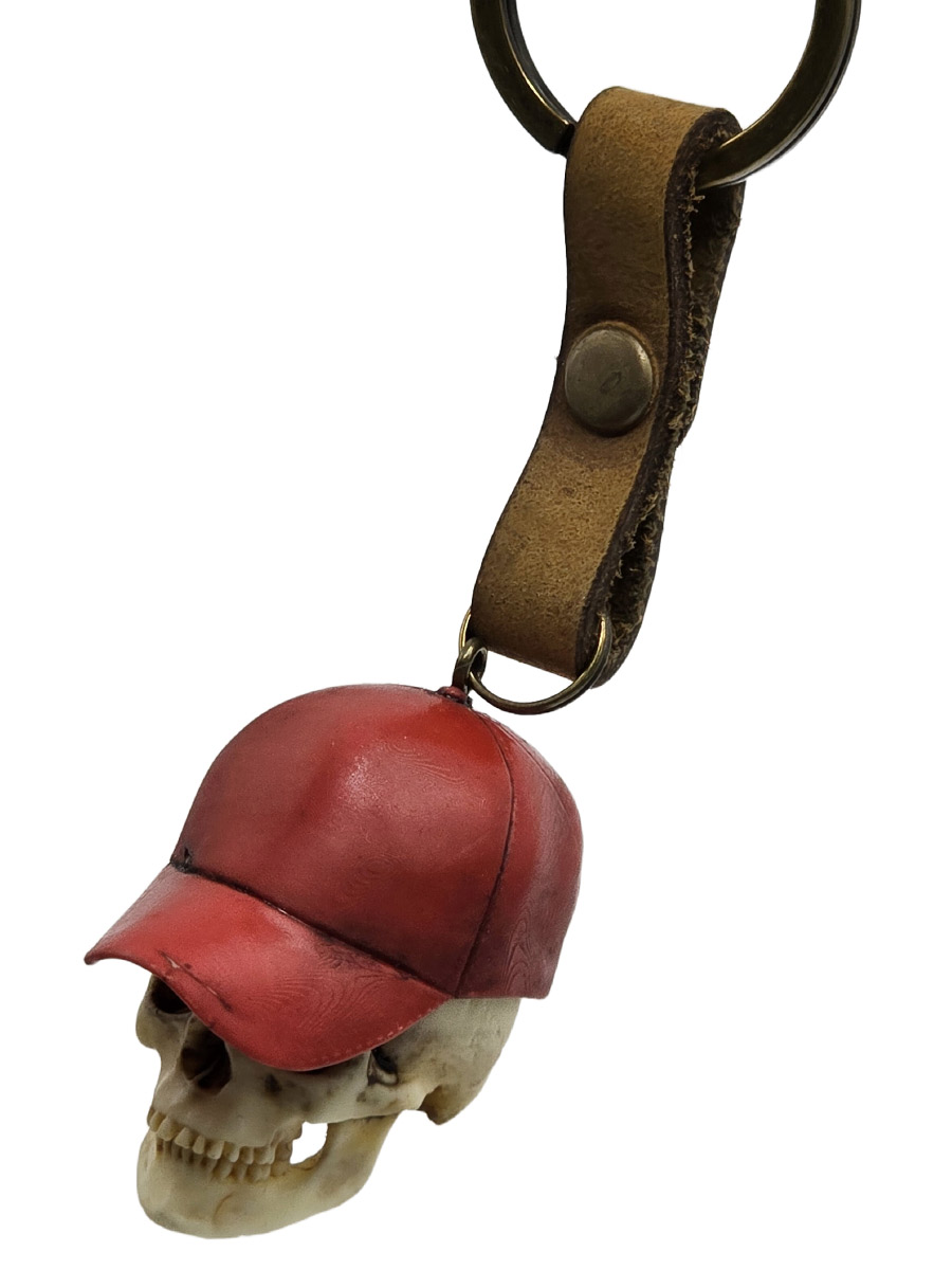 Брелок Череп в Красной Бейсболке - фото 2 - rockbunker.ru
