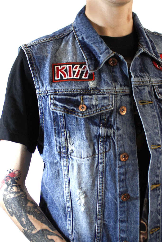 Жилет джинсовый с нашивками Kiss AC DC Marilyn Manson - фото 2 - rockbunker.ru
