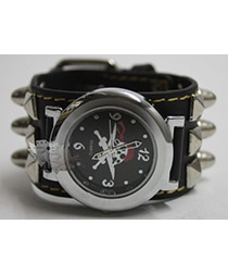 Часы наручные Роджер в бандане с заклепками на ремешке - фото 2 - rockbunker.ru