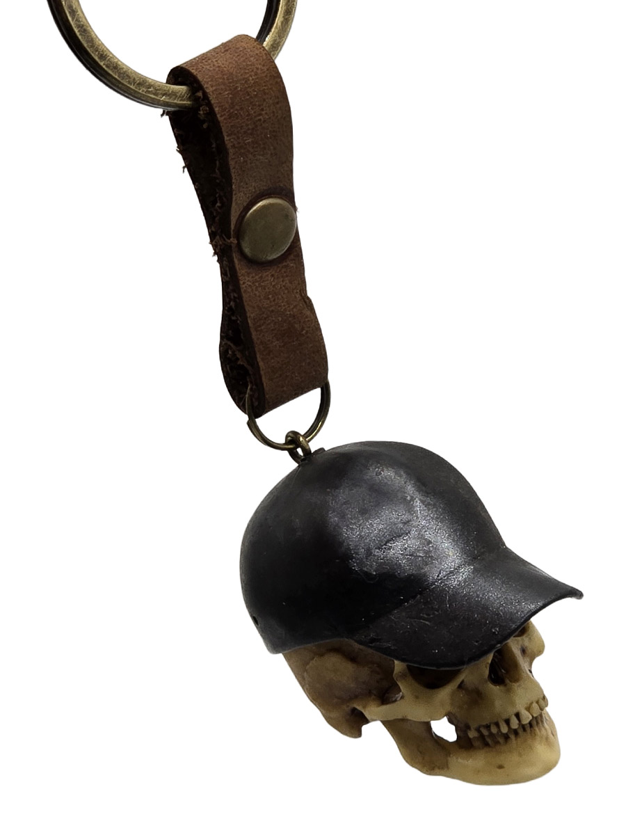 Брелок Череп в Черной Бейсболке - фото 1 - rockbunker.ru