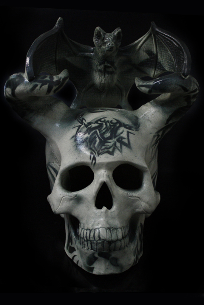 Череп татуированный с рогами и татуированной летучей мышью - фото 1 - rockbunker.ru
