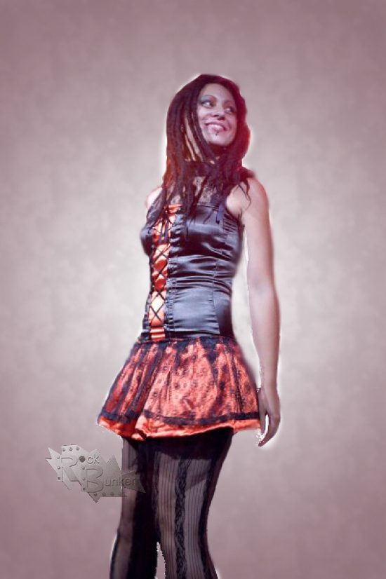 Платье-мини из атласа с гипюром - фото 1 - rockbunker.ru