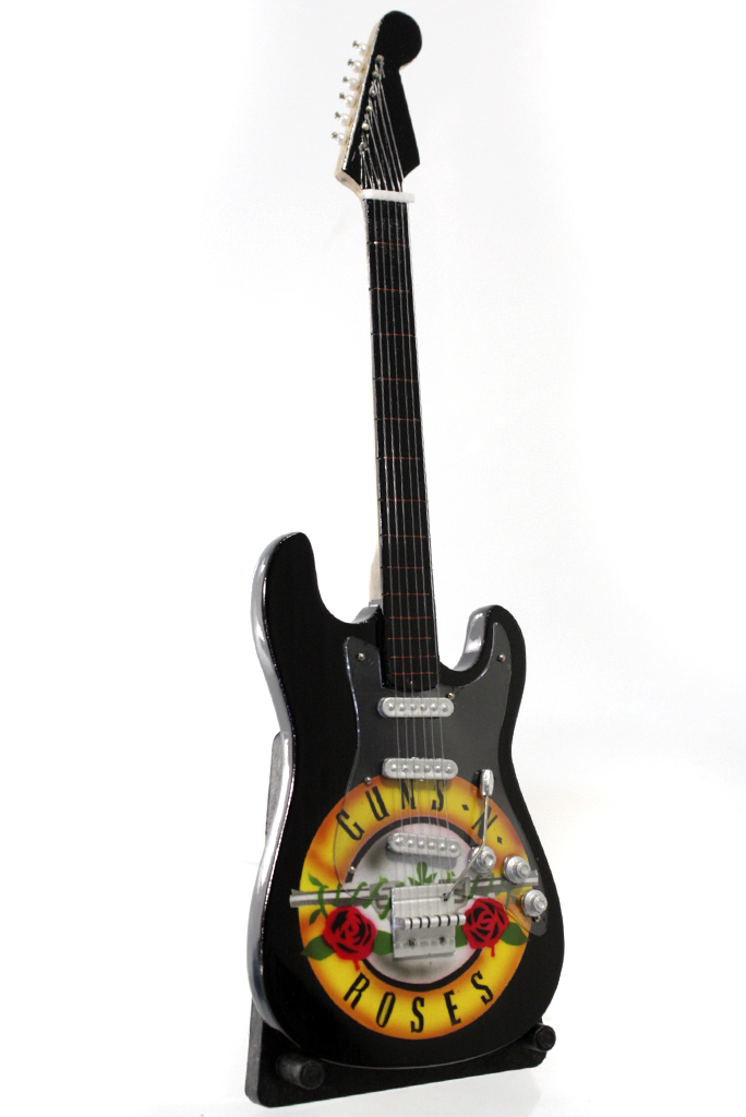 Сувенирная копия гитары Fender Stratocaster Guns n Roses - фото 2 - rockbunker.ru