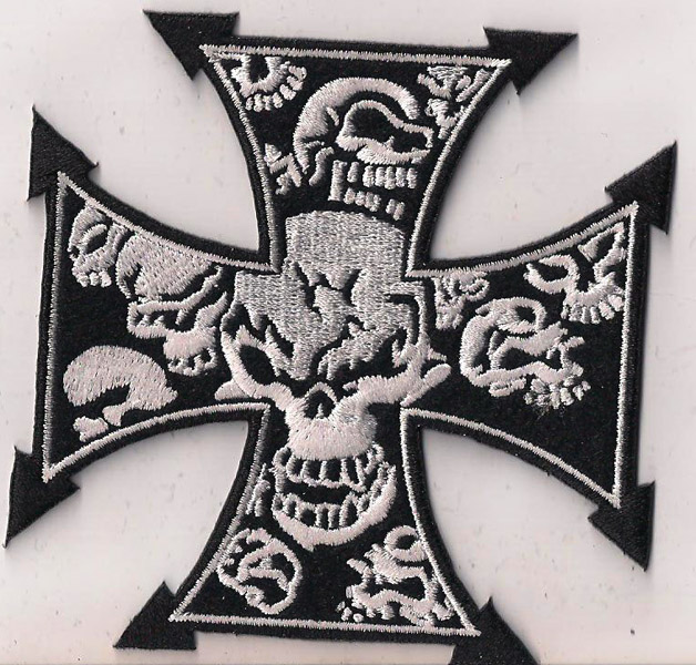 Термонашивка Железный крест с черепами - фото 1 - rockbunker.ru