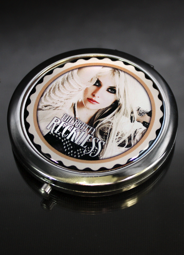 Зеркало RockMerch The Pretty Reckless карманное - фото 1 - rockbunker.ru