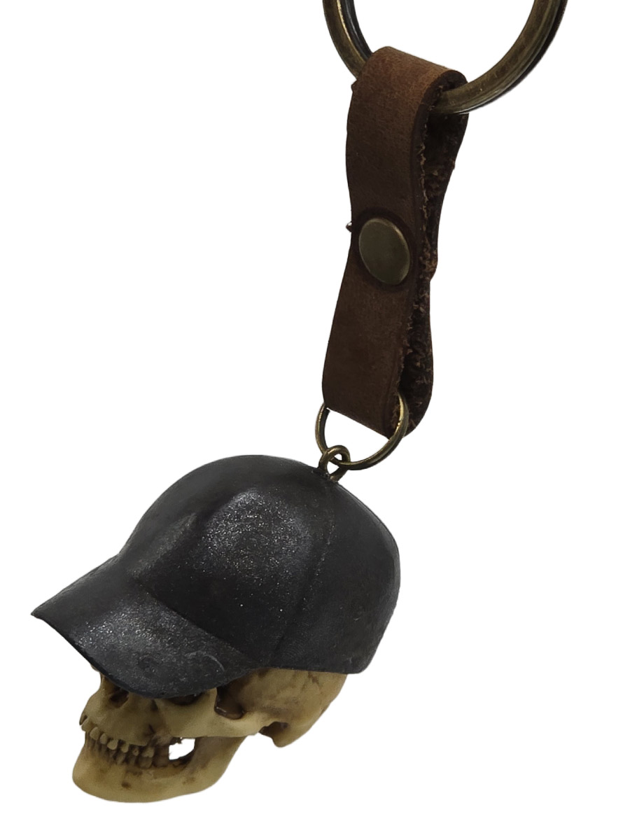Брелок Череп в Черной Бейсболке - фото 2 - rockbunker.ru