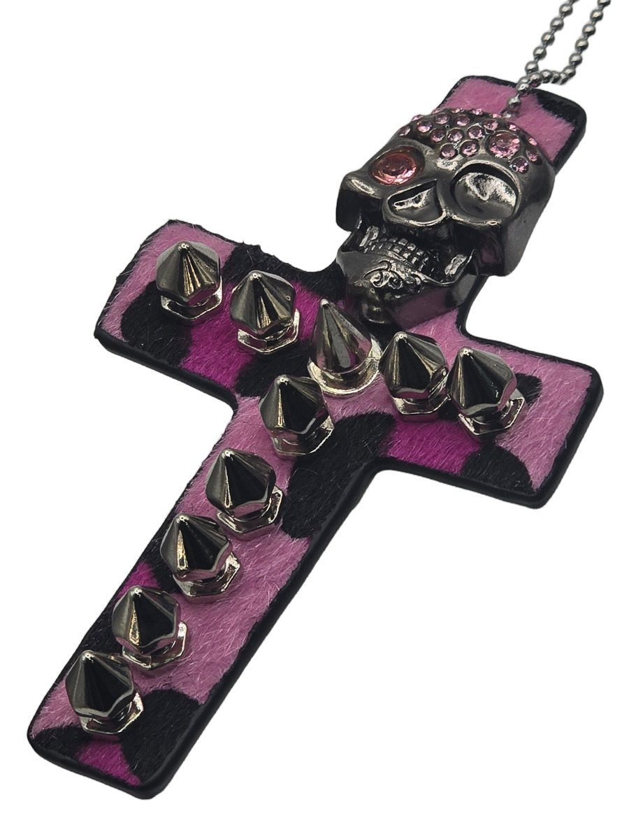 Подвеска Крест с Черепом Стразами и Шипами розовый - фото 1 - rockbunker.ru