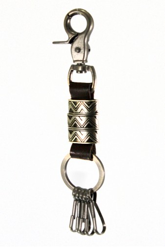 Ключница-брелок с треугольным орнаментом тёмно-коричневая - фото 1 - rockbunker.ru