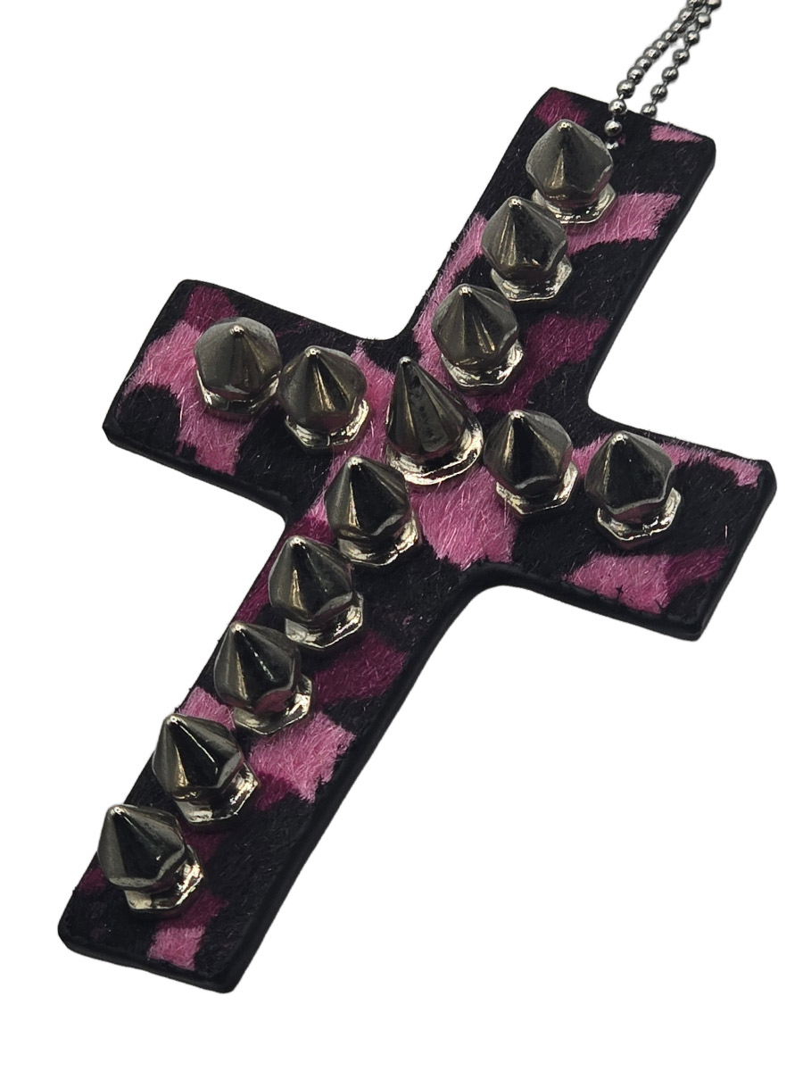 Подвеска Крест с Черепом Стразами и Шипами коралловый - фото 1 - rockbunker.ru