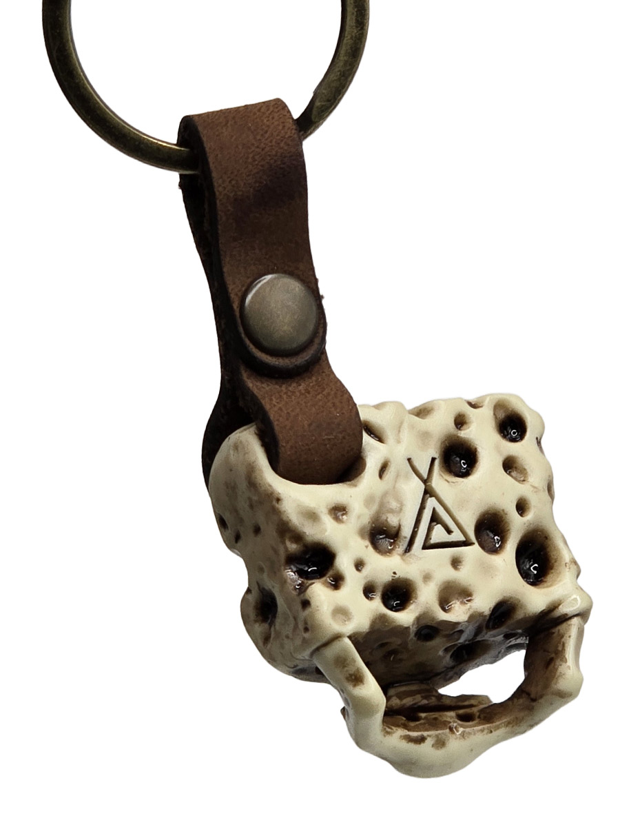 Брелок Череп Спанч Боб - фото 2 - rockbunker.ru