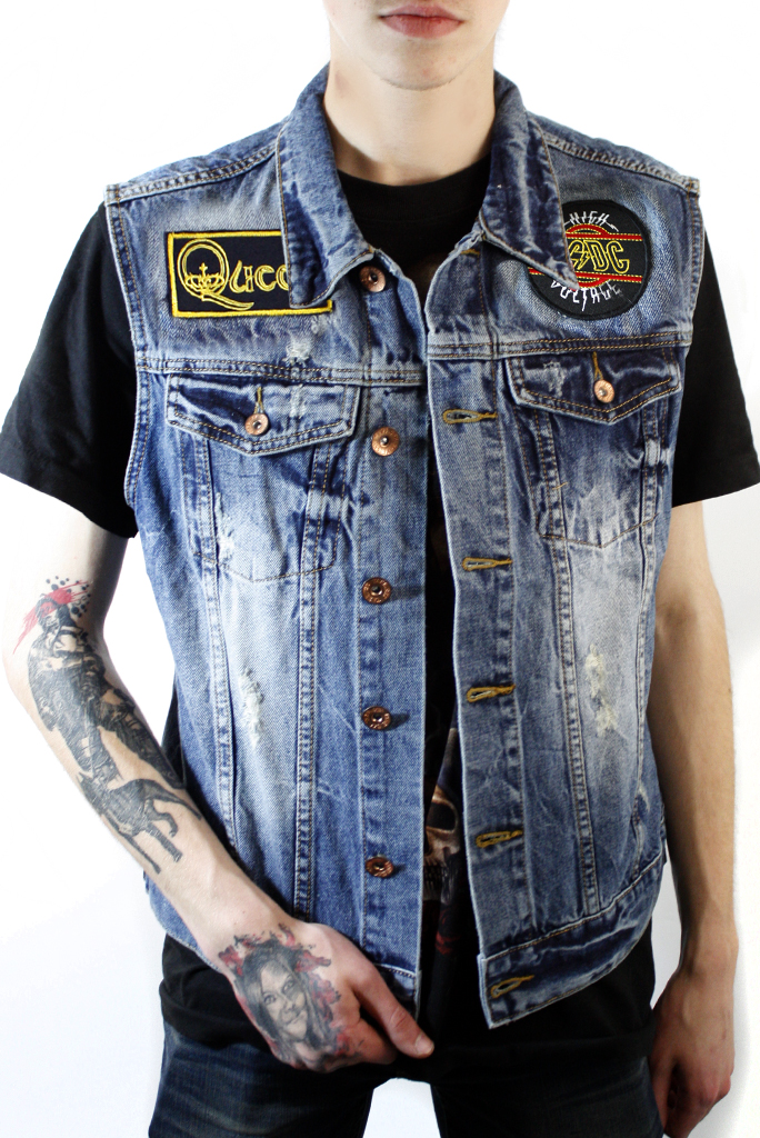 Жилет джинсовый с нашивками Queen AC DC Aerosmith - фото 1 - rockbunker.ru