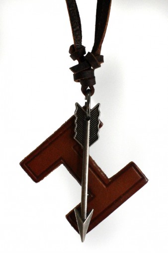 Кулон H с металлической стрелой коричневый - фото 1 - rockbunker.ru