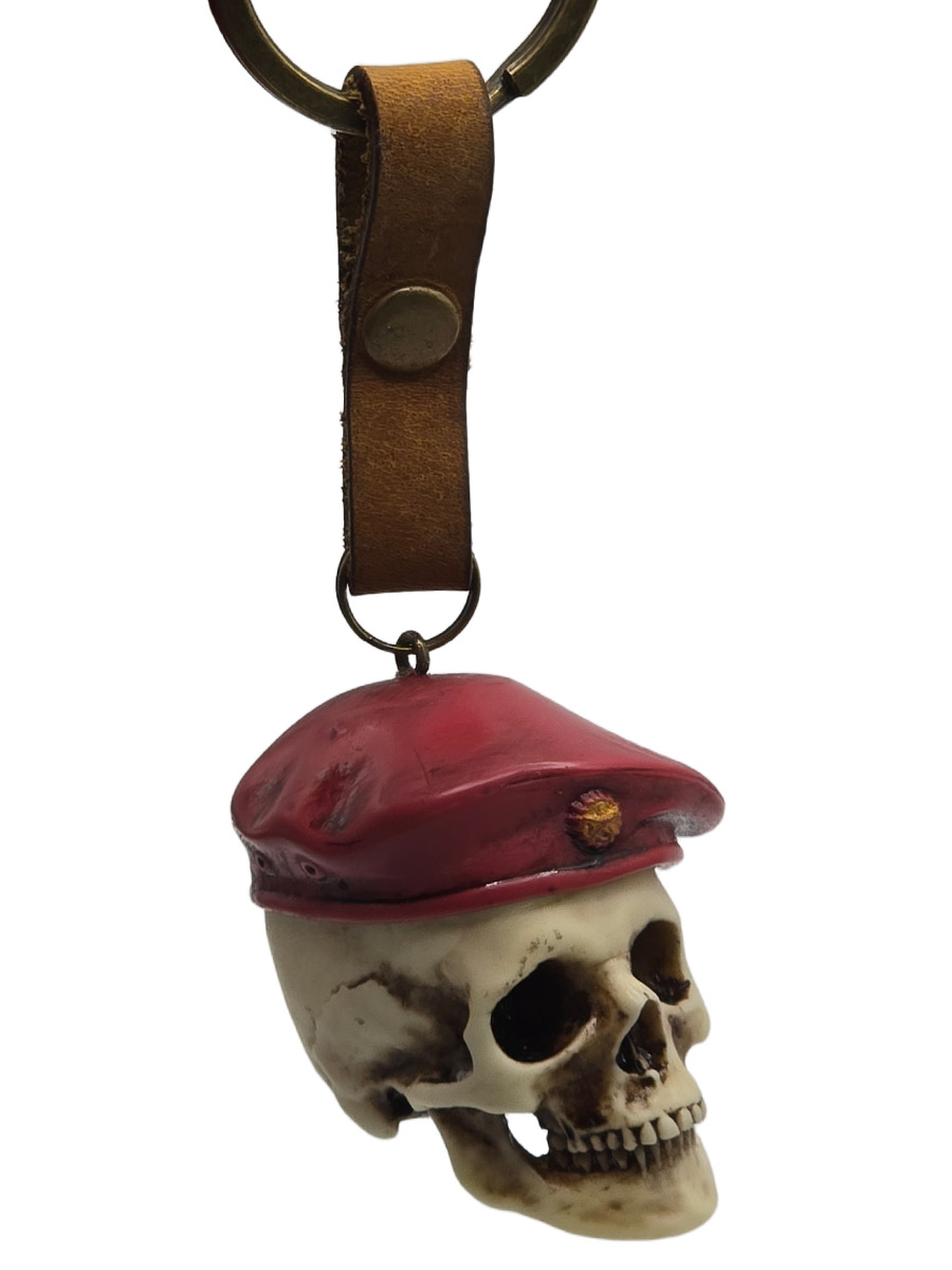 Брелок Череп в Красном Берете - фото 1 - rockbunker.ru