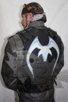 Жилет кожаный броня Белый бык на карабинах - фото 1 - rockbunker.ru