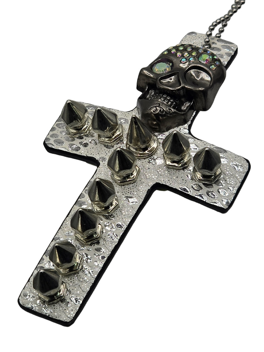 Подвеска Крест с Черепом Стразами и Шипами белый - фото 1 - rockbunker.ru
