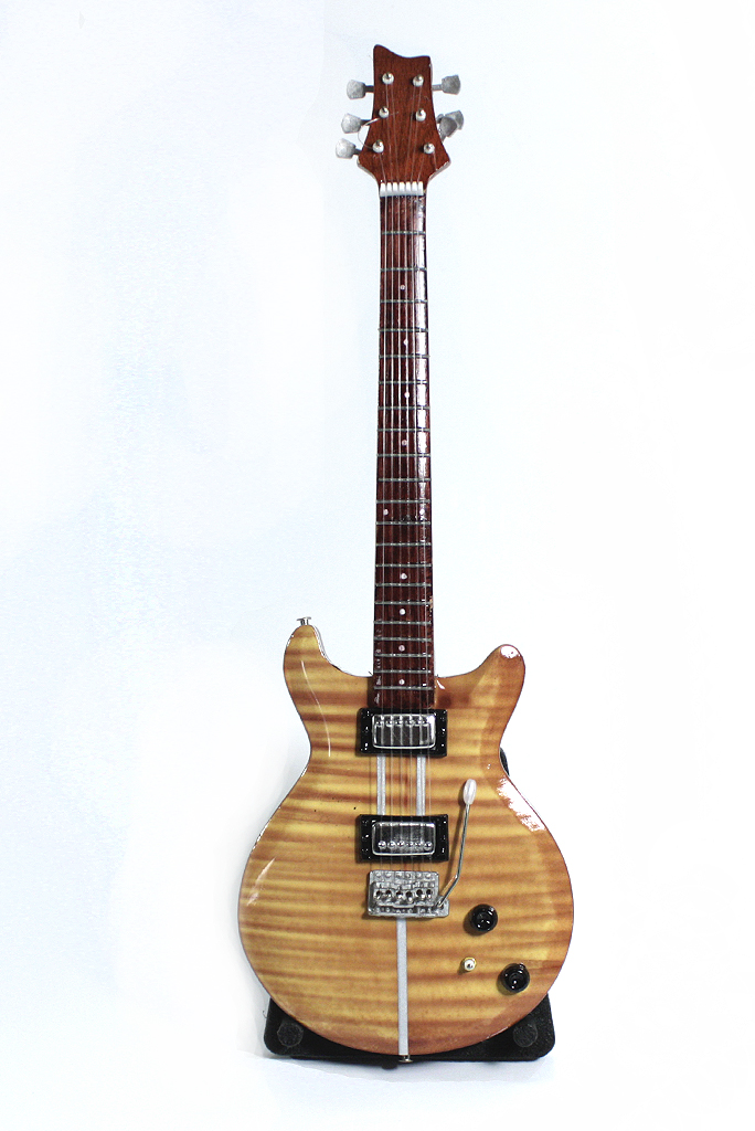Сувенирная копия гитары Fender Stratocaster дерево - фото 1 - rockbunker.ru