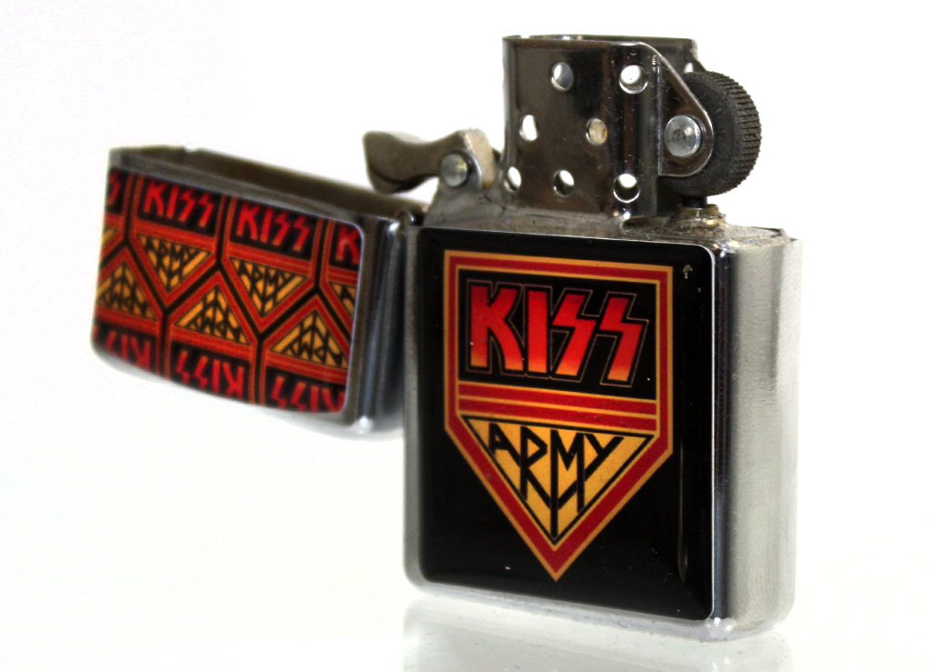 Зажигалка RockMerch Kiss Army - фото 2 - rockbunker.ru