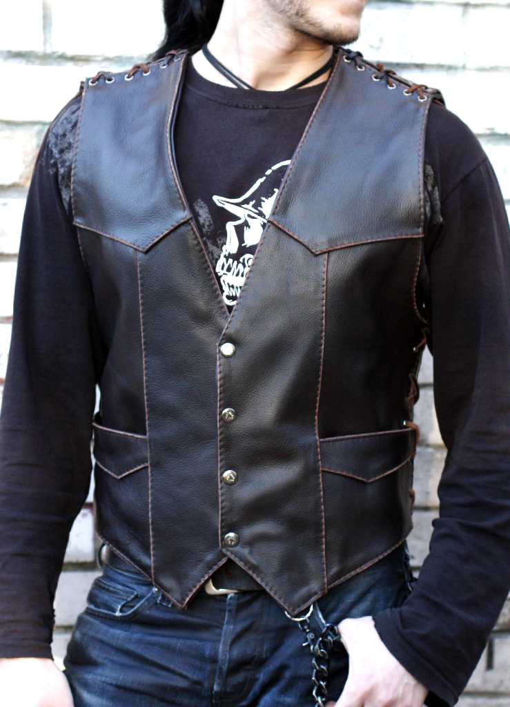 Жилет кожаный мужской RockBunker 061 с двумя карманами - фото 2 - rockbunker.ru