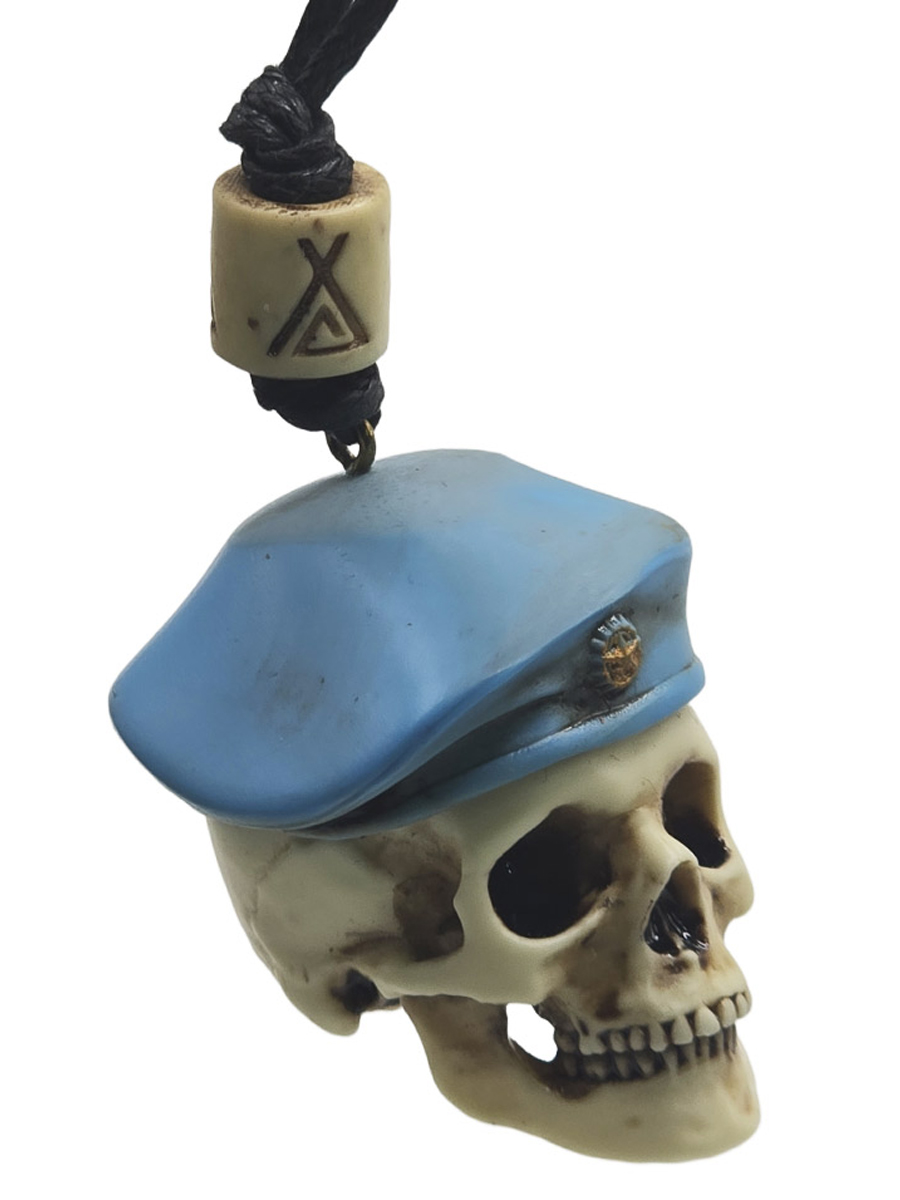 Кулон Череп в берете синий - фото 1 - rockbunker.ru