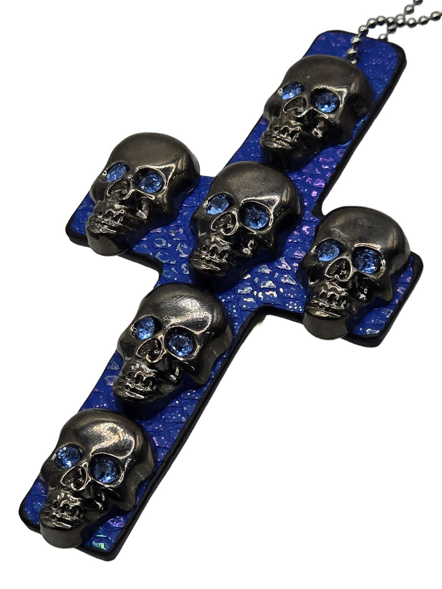 Подвеска Крест с 6 Черепами и Шипами синий - фото 1 - rockbunker.ru