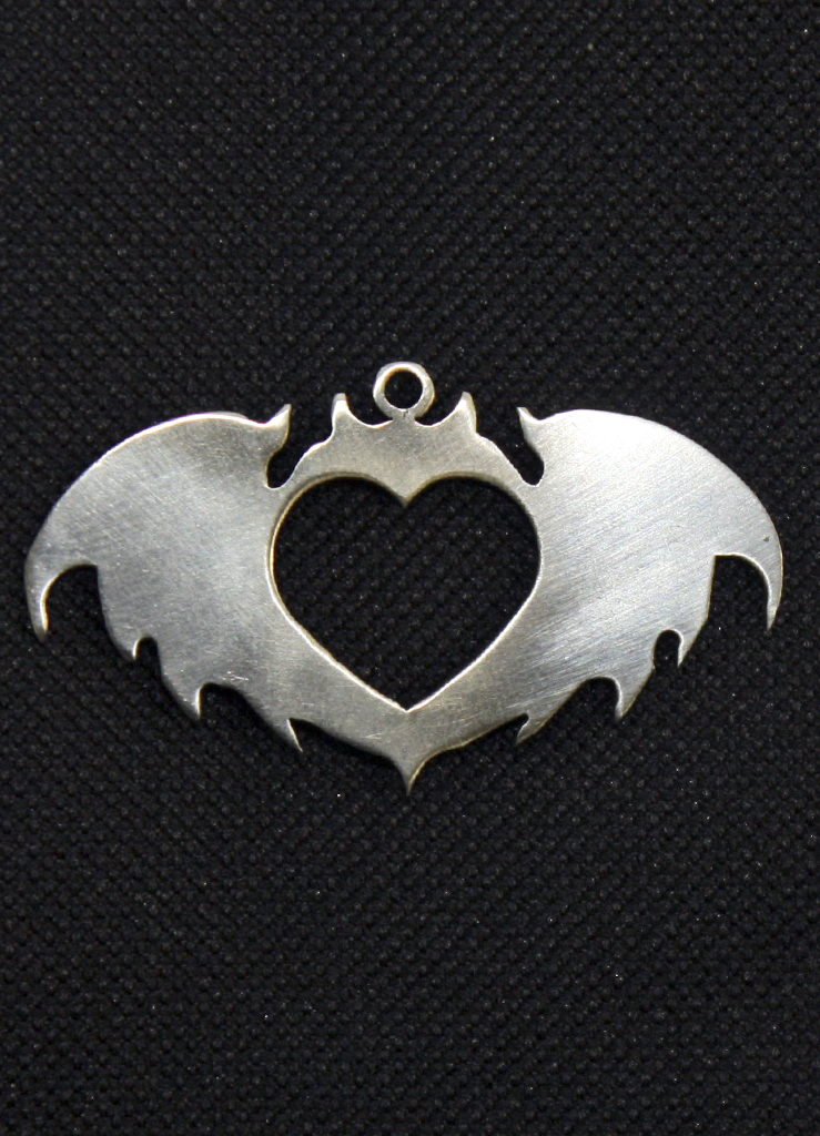 Кулон Clandestine Bat Heart - фото 1 - rockbunker.ru