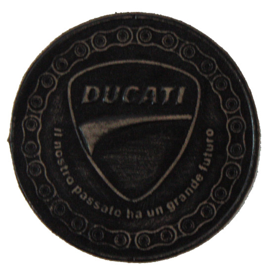 Нашивка кожаная Ducati чёрная - фото 3 - rockbunker.ru