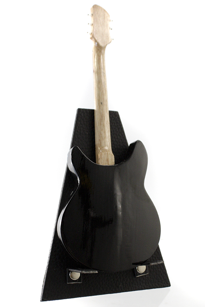Сувенирная копия гитары Fender Stratocaster - фото 4 - rockbunker.ru