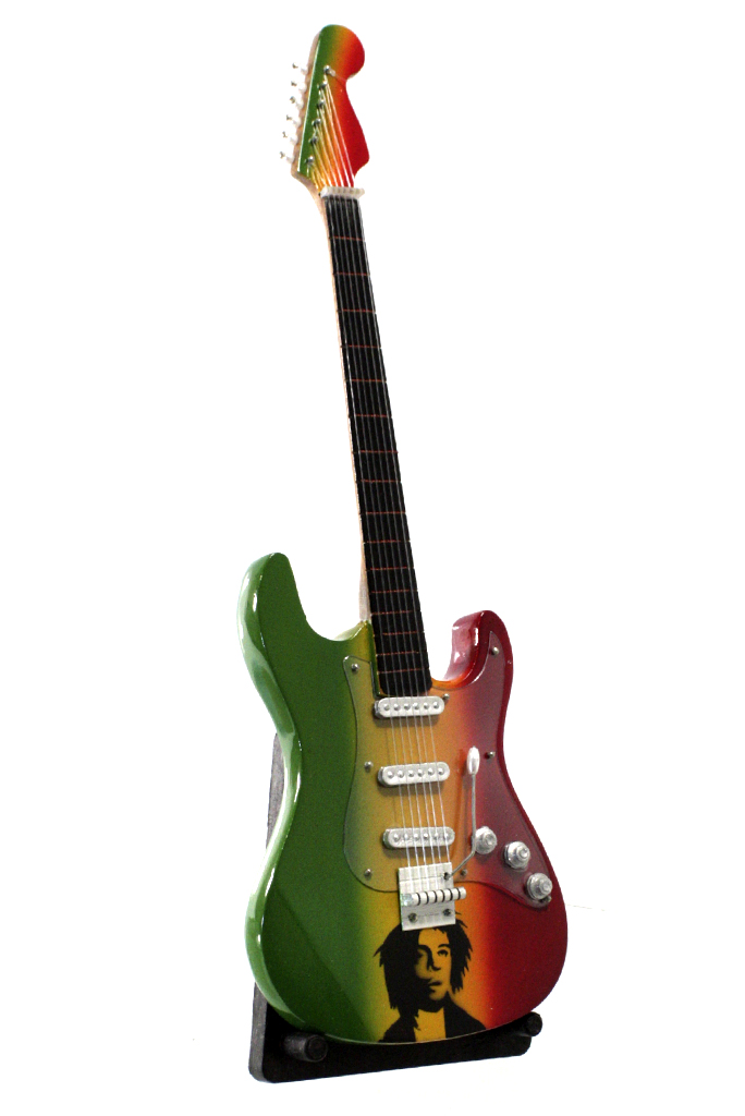 Сувенирная копия гитары Fender Stratocaster Bob Marley - фото 2 - rockbunker.ru