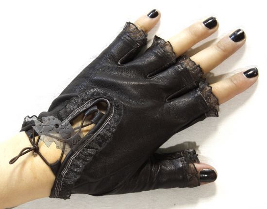 Перчатки кожаные без пальцев женские с кружевами на шнуровке черные - фото 4 - rockbunker.ru