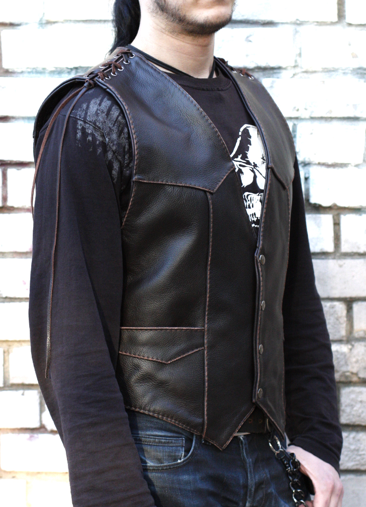Жилет кожаный мужской RockBunker 061 с двумя карманами - фото 3 - rockbunker.ru
