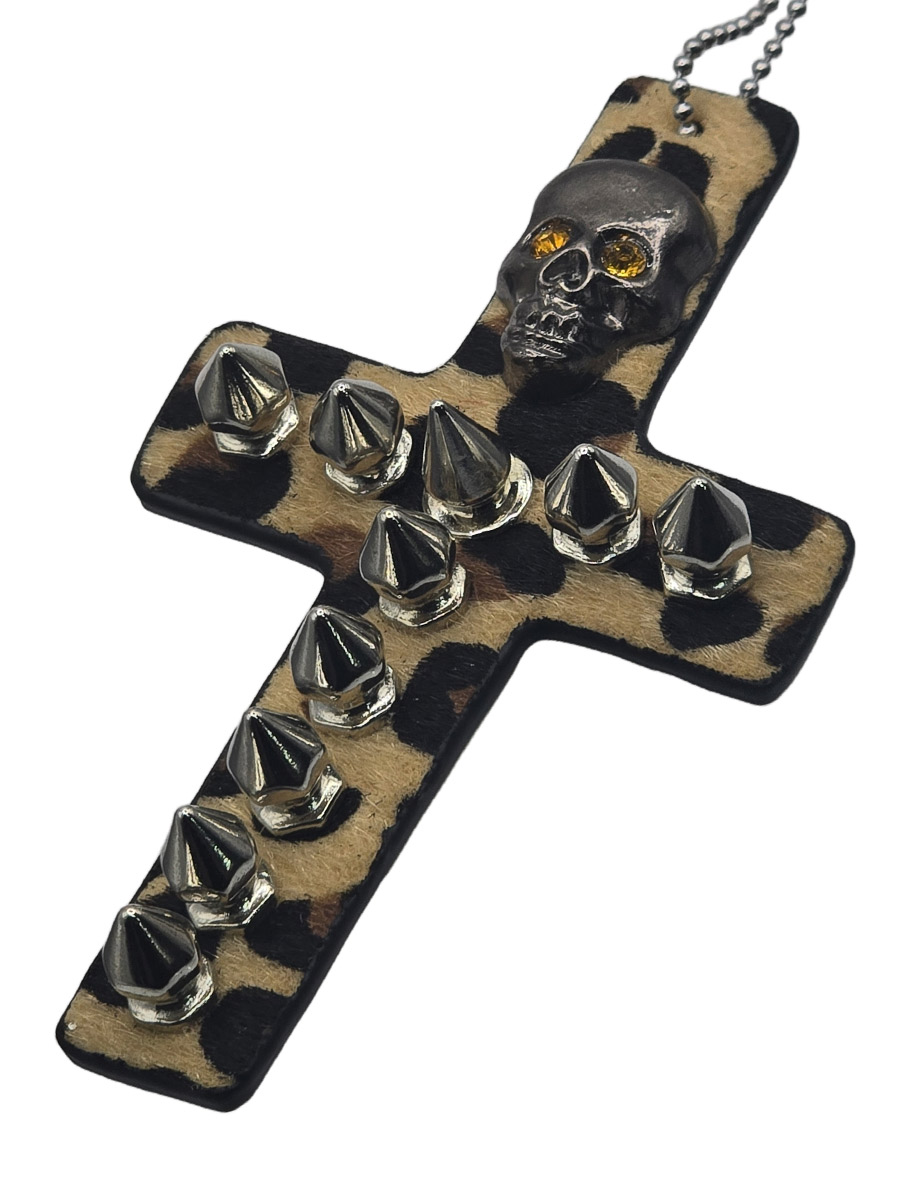 Подвеска Крест с Черепом и Шипами бежевый - фото 1 - rockbunker.ru