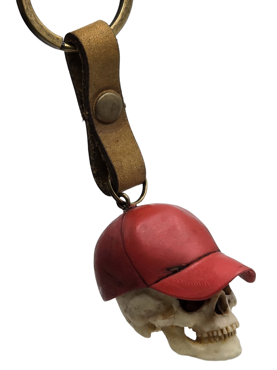 Брелок Череп в Красной Бейсболке - фото 1 - rockbunker.ru
