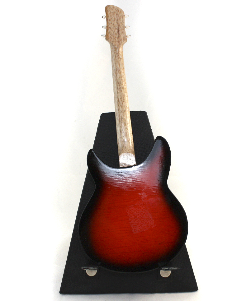 Сувенирная копия гитары Fender Stratocaster коричневая - фото 4 - rockbunker.ru